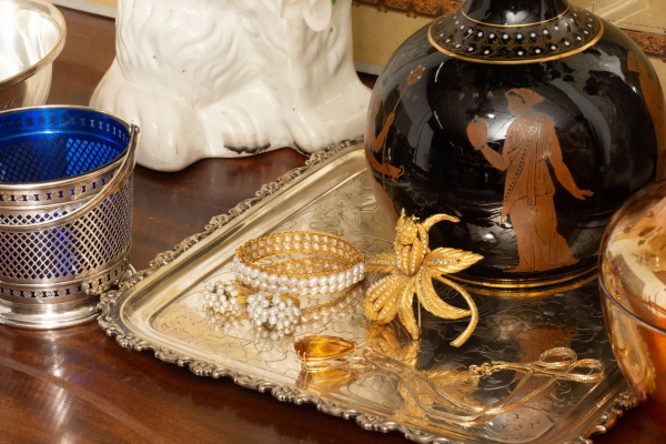 Shopping at Hayloft Auctions! October 2025