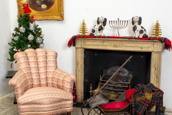 Shopping at Hayloft Auctions! December 2025