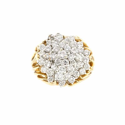 Lot 411 - Gold and Diamond Cluster Ring