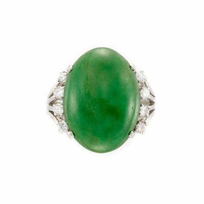 Lot 231 - White Gold, Jade and Diamond Ring