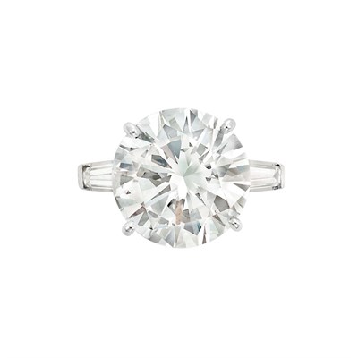 Lot 138 - Platinum and Diamond Ring