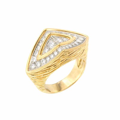 Lot 285 - Gold and Diamond Ring