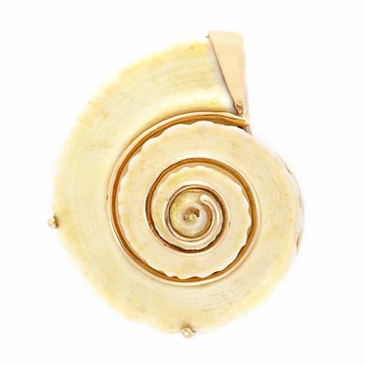 Lot 365 - Gold and Shell Ring