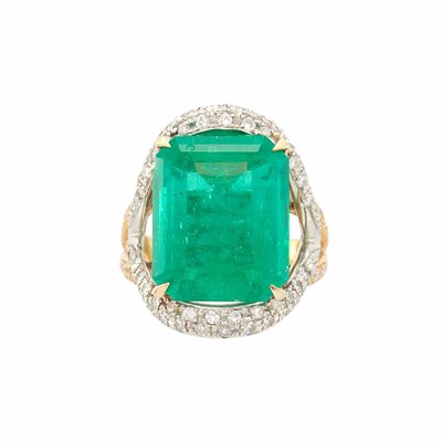 Lot 369 - Gold, Emerald and Diamond Ring