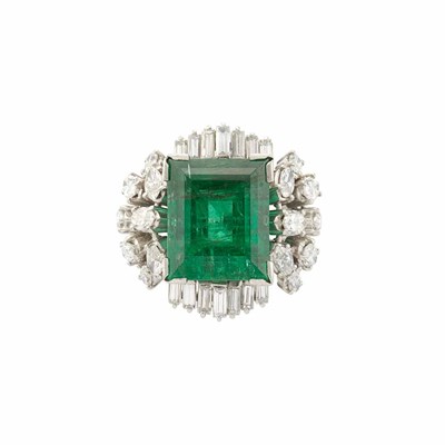 Lot 221 - White Gold, Emerald and Diamond Ring