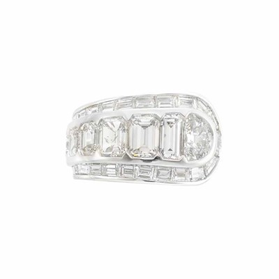 Lot 137 - Platinum and Diamond Ring