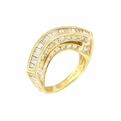 Lot 392 - Gold and Diamond Ring