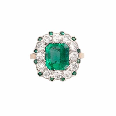Lot 94 - Gold, Platinum, Emerald and Diamond Ring