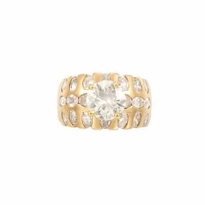 Lot 347 - Gold and Diamond Ring