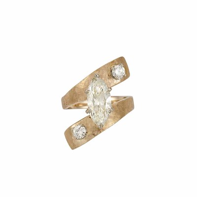 Lot 404 - Gold and Diamond Ring