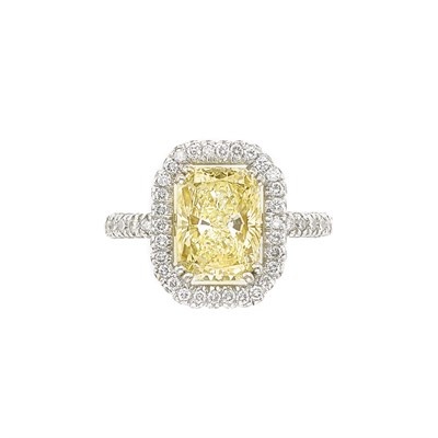 Lot 498 - White Gold and Diamond Ring