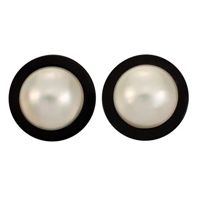 Lot 811 - Pair of Gold, Mabe Pearl and Black Onyx Earclips