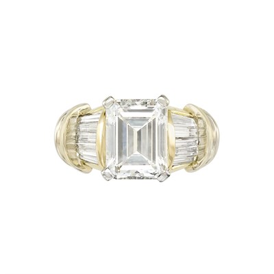 Lot 371 - Gold and Diamond Ring