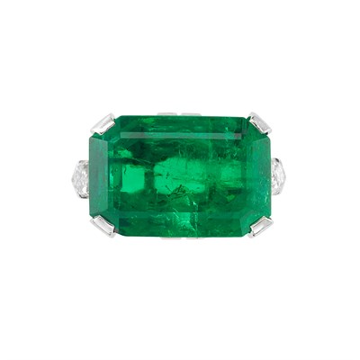 Lot 439 - Platinum, Emerald and Diamond Ring