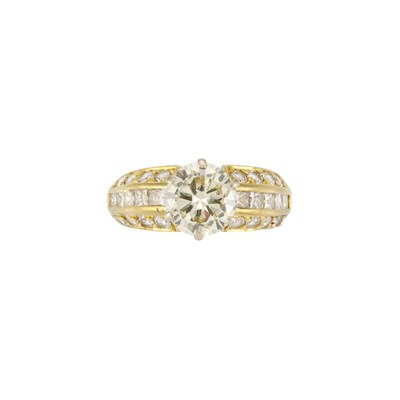Lot 635 - Gold and Diamond Ring