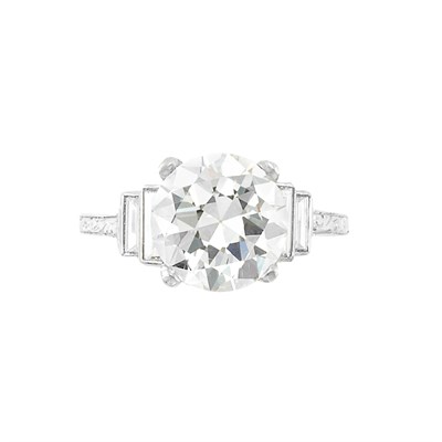 Lot 106 - Platinum and Diamond Ring