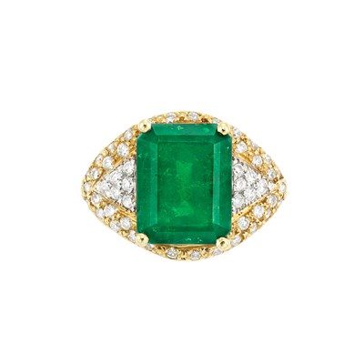 Lot 246 - Gold, Emerald, and Diamond Ring