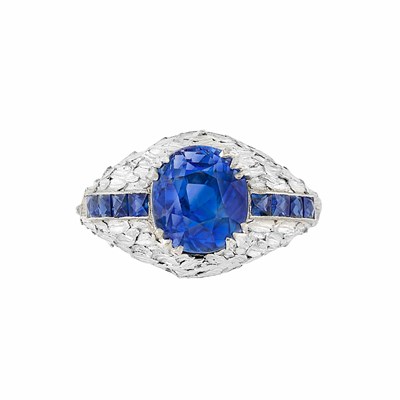 Lot 413 - Platinum and Sapphire Ring
