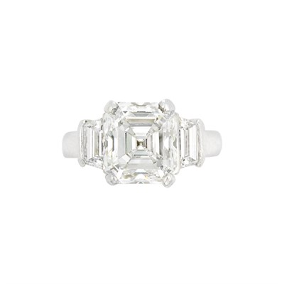Lot 362 - Platinum and Diamond Ring