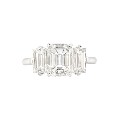 Lot 401 - Platinum and Diamond Ring