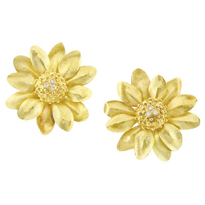 Lot 192 - Pair of Gold and Diamond Flower Earclips