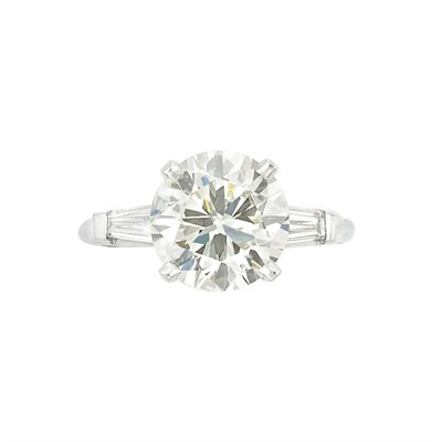 Lot 202 - Platinum and Diamond Ring