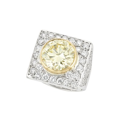 Lot 300 - White Gold and Diamond Ring