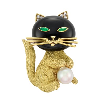 Lot 264 - Gold, Black Onyx, Emerald, Diamond and Cultured Pearl Cat Clip-Brooch, Cartier, France