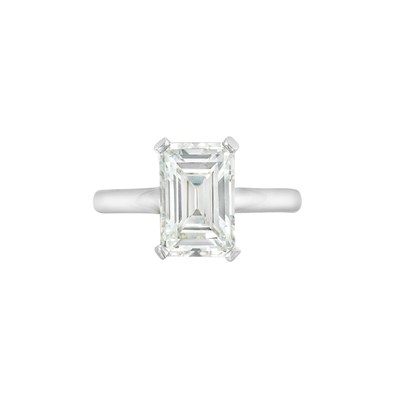 Lot 376 - Platinum and Diamond Ring