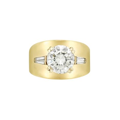 Lot 165 - Gold and Diamond Ring