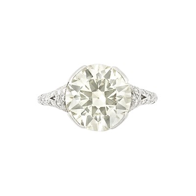 Lot 350 - Platinum and Diamond Ring