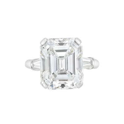 Lot 385 - Platinum and Diamond Ring