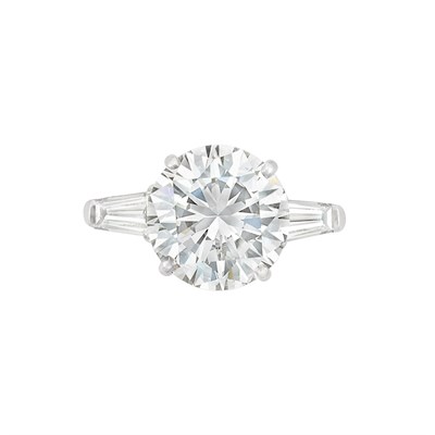 Lot 382 - Platinum and Diamond Ring