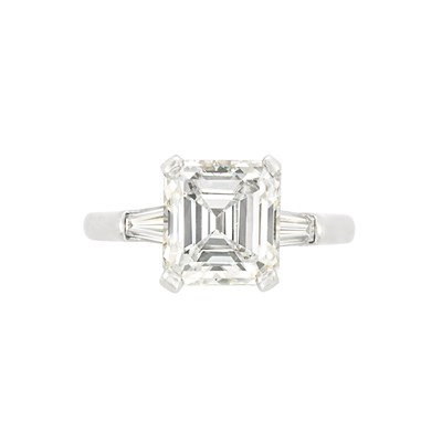 Lot 394 - Platinum and Diamond Ring