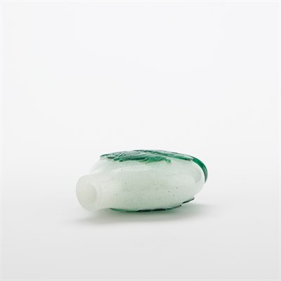 Lot 235 - Chinese Green Overlay Glass Snuff Bottle 19th...
