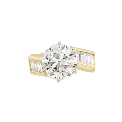 Lot 29 - Gold and Diamond Ring
