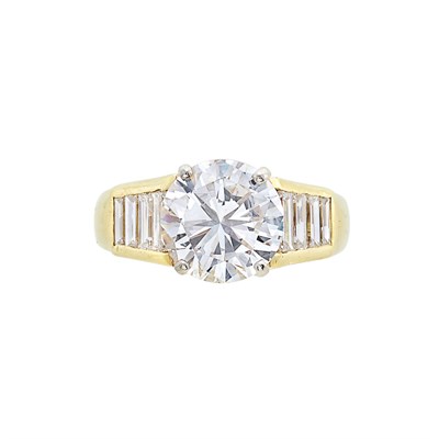 Lot 33 - Gold and Diamond Ring