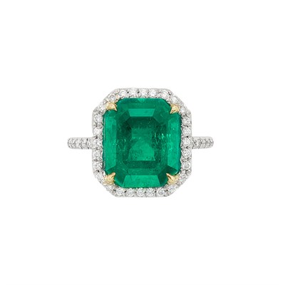 Lot 265 - Platinum, Gold, Emerald and Diamond Ring