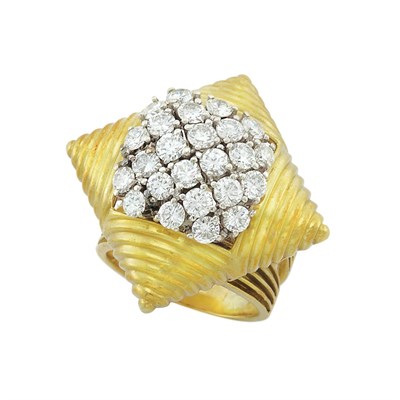 Lot 152 - Gold and Diamond Ring