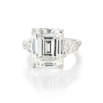 Lot 482 - Platinum and Diamond Ring