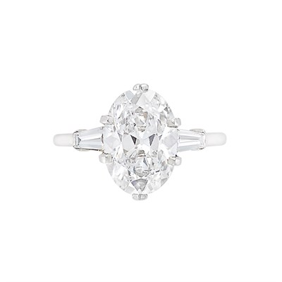 Lot 314 - Platinum and Diamond Ring