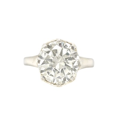 Lot 255 - Gold and Diamond Ring