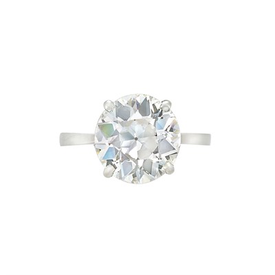 Lot 247 - White Gold and Diamond Ring