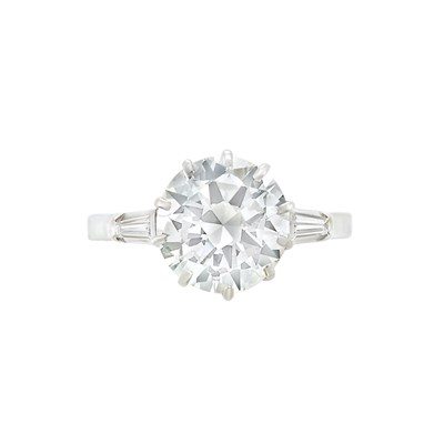 Lot 326 - Platinum and Diamond Ring