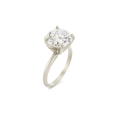 Lot 343 - White Gold and Diamond Ring