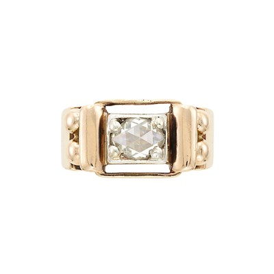 Lot 1087 - Gold and Diamond Ring