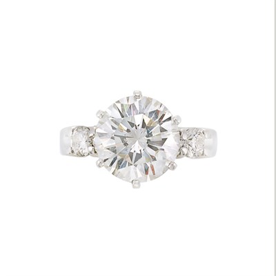 Lot 353 - White Gold and Diamond Ring