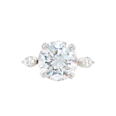 Lot 152 - Platinum and Diamond Ring