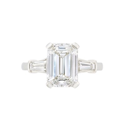 Lot 463 - Platinum and Diamond Ring