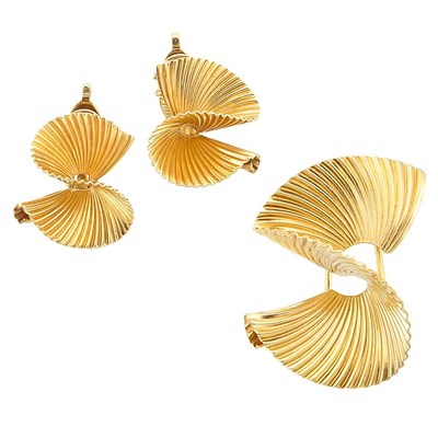 Lot 1274 - Gold Ribbon Brooch and Pair of Earclips